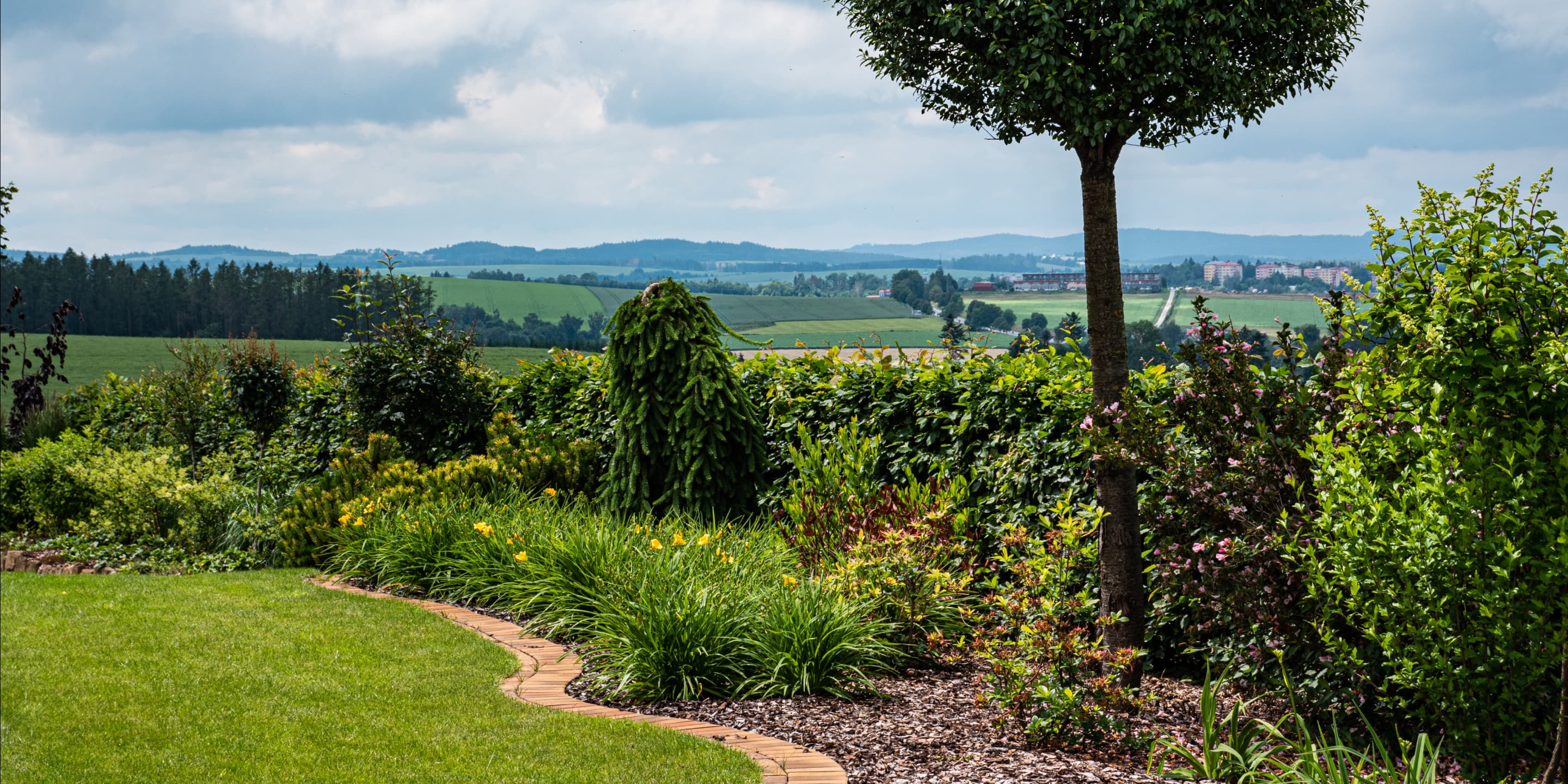 Přírodní zahrada s hustým trávníkem a výsadbou vzrostlých stromů
