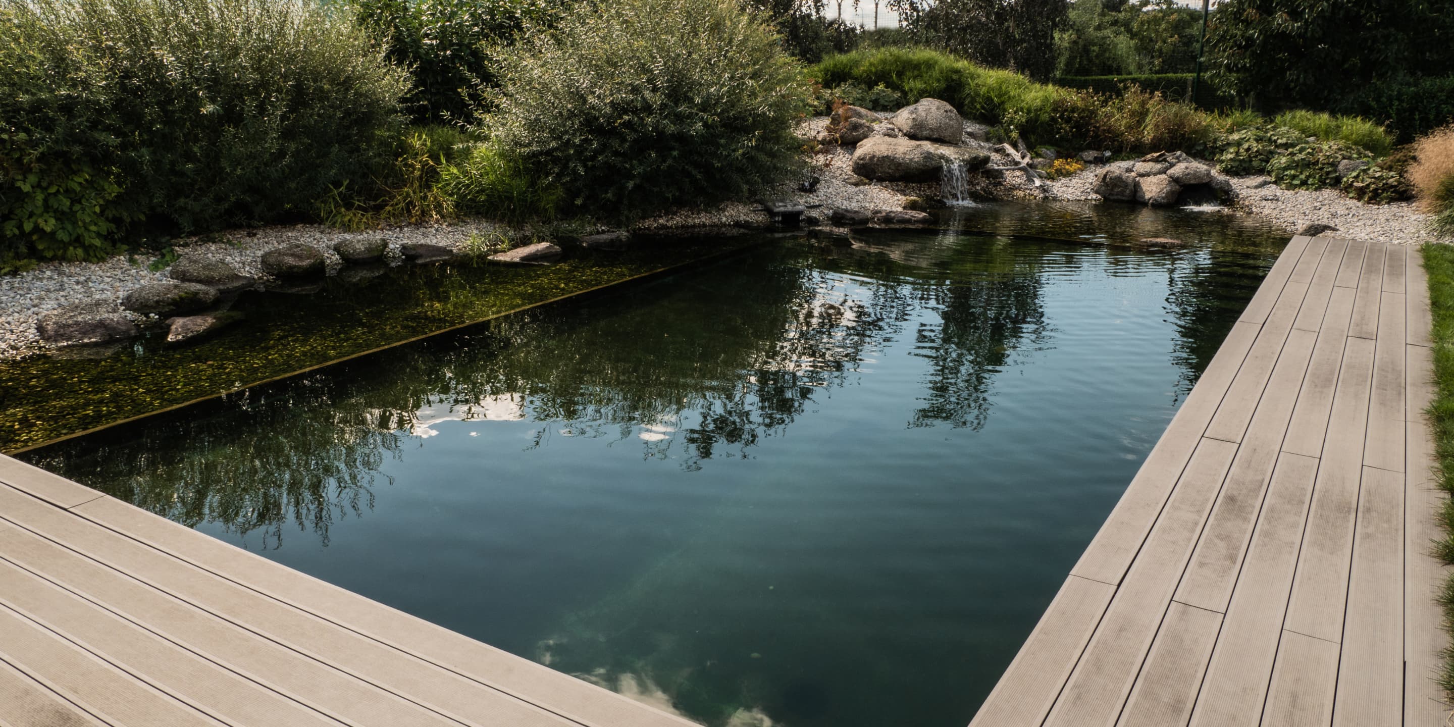 Zahradní koupací jezírko v přírodním stylu bez použití chemie