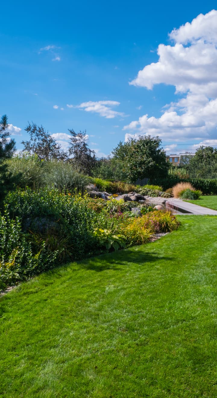 Zahrada s koupacím jezírkem