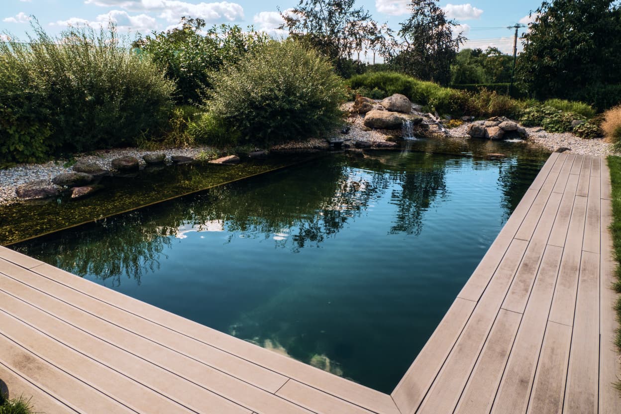 Zahrada s koupacím jezírkem