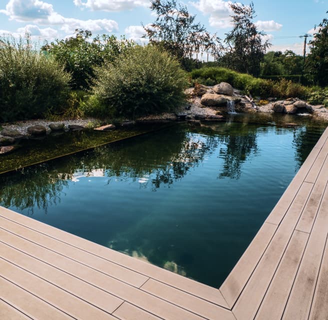 Zahrada s koupacím jezírkem